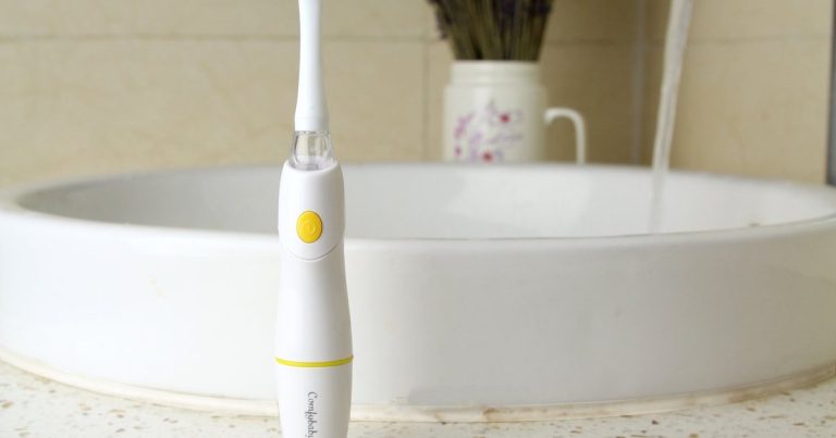 bé đánh răng