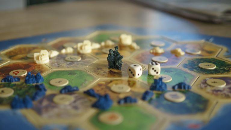 Board game gập gọn du lịch: món giải trí nhỏ giúp chuyến đi dài bớt nhàm chán