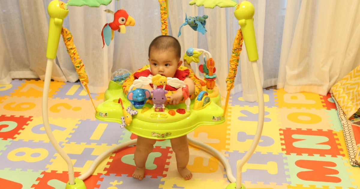 ghế nhún nhảy tập đứng cho bé