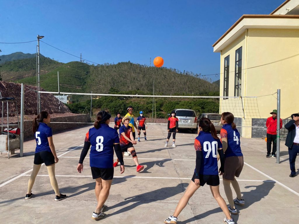 Áo bóng chuyền Hiwing trong giải cộng đồng