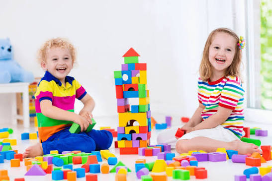 Trẻ em chơi đồ chơi giáo dục nhiều màu sắc