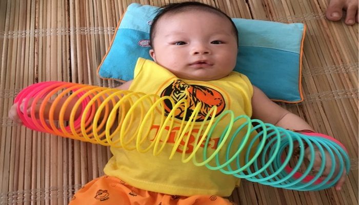 Bé đang tập đi nên cho chơi đồ chơi gì