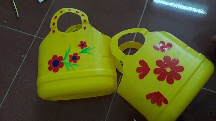 Làm đồ chơi từ can nhựa