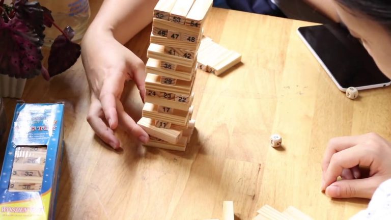 cách chơi rút gỗ Jenga xúc xắc