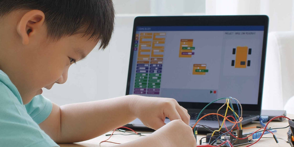 Block Coding giúp trẻ học lập trình robot bằng cách kéo thả khối lệnh trực quan